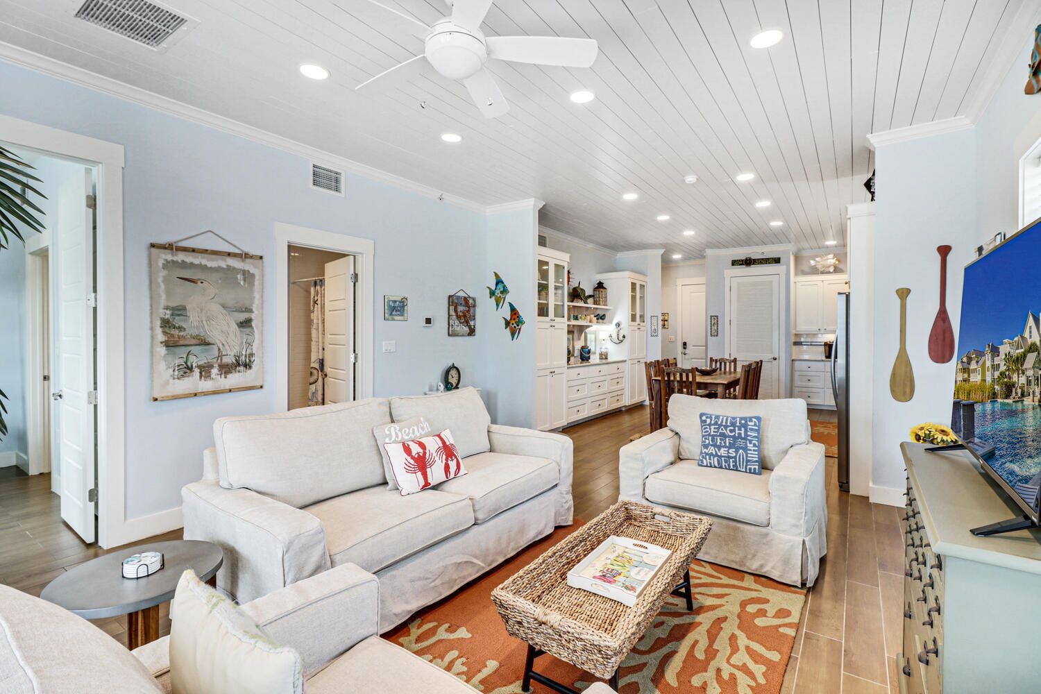 Una Smart TV, un reproductor de DVD, libros, una videoteca