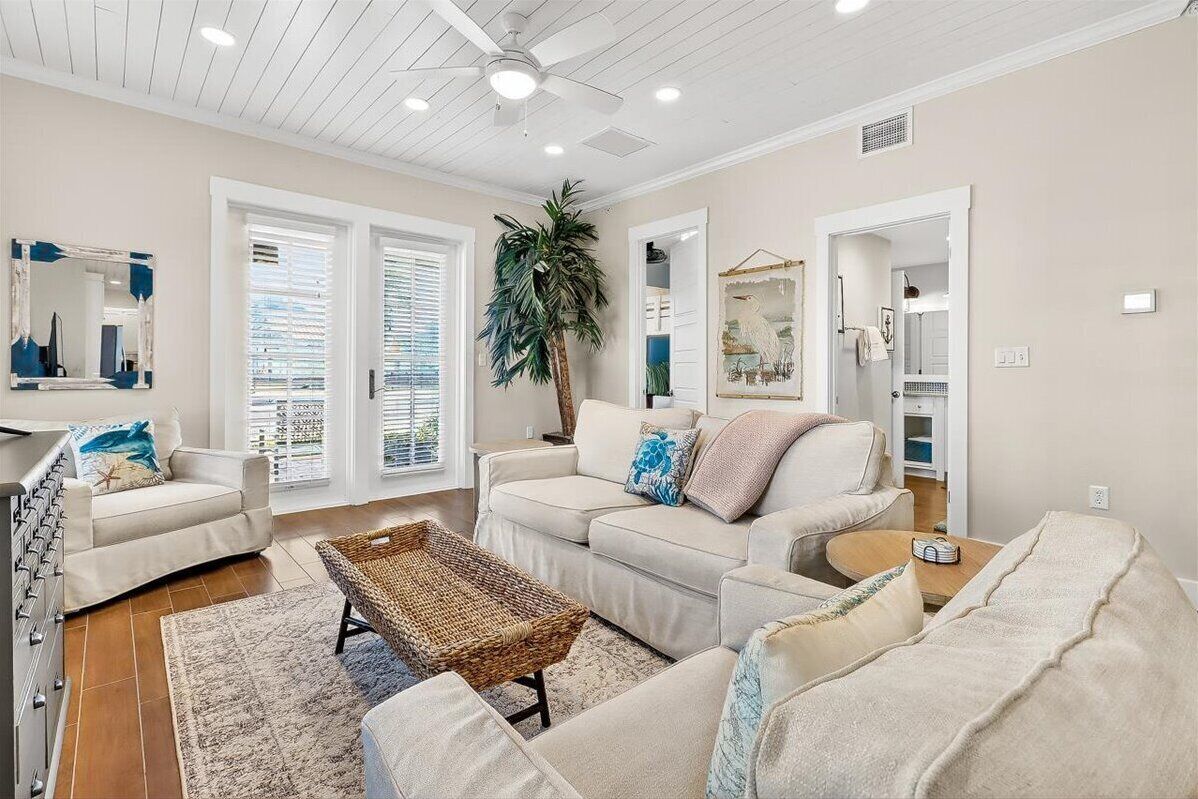 Una Smart TV, un reproductor de DVD, libros, una videoteca