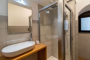 Studio (Uzeda) | Badkamer | Een bad, gratis toiletartikelen, een haardroger, een bidet