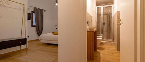 Quarto casal clássico (Cariddi) | 1 quarto, edredons de pluma, escrivaninha, Wi-Fi de cortesia