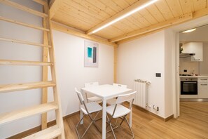 Studio (Uzeda) | Essbereich im Zimmer