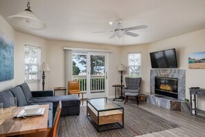 Televisión y chimenea 