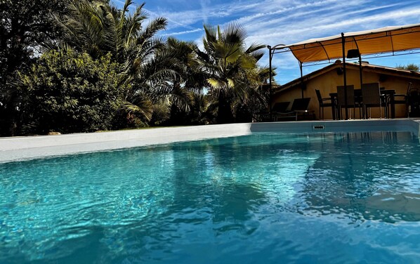 Alberca al aire libre y alberca climatizada