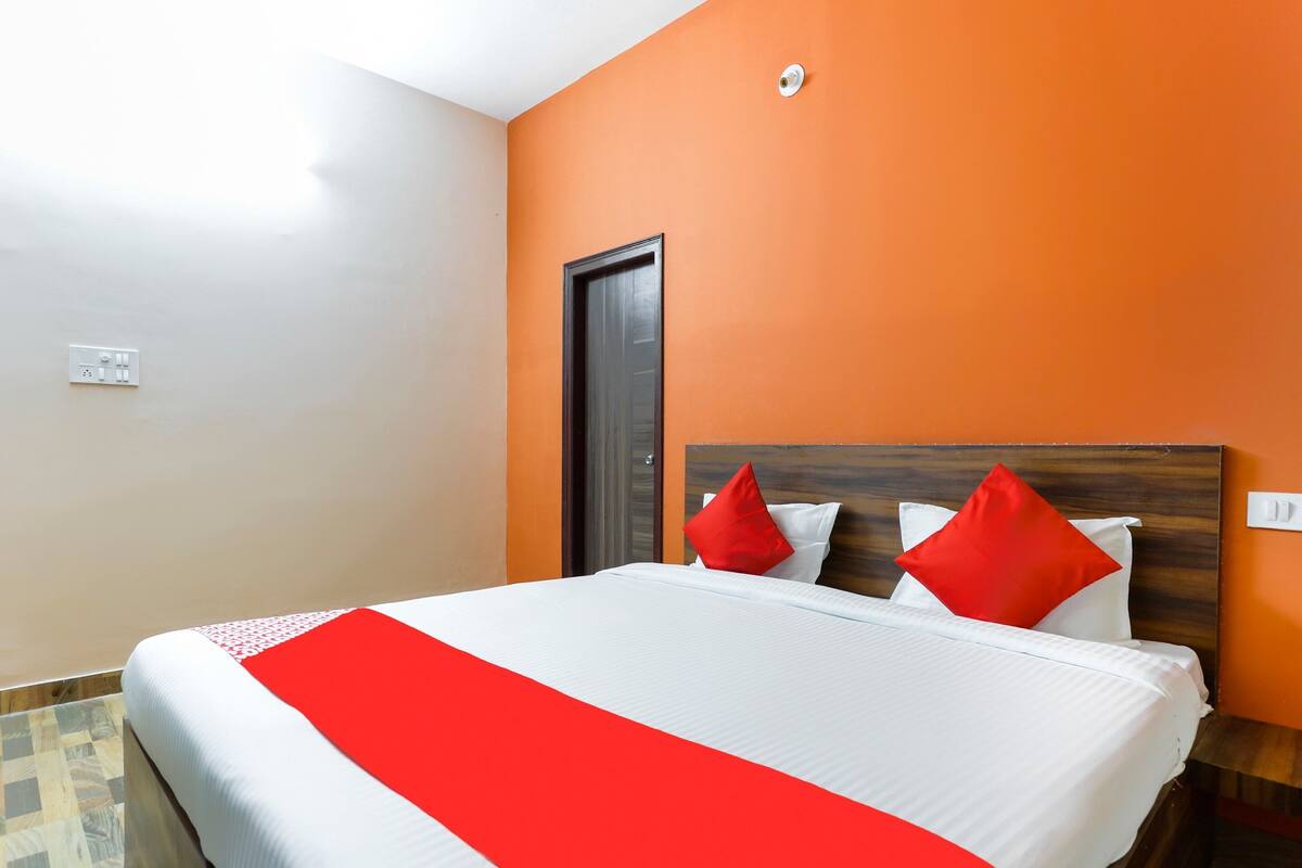 Standard Double Room | Laptop workspace, bed sheets