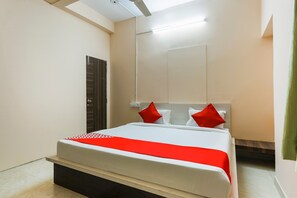 Laptop workspace, bed sheets - OYO 44026 Samrudhi Residency (Bhubaneshwar)