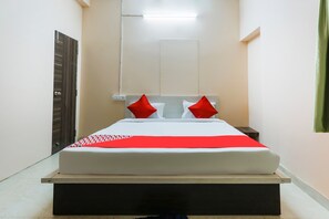 Laptop workspace, bed sheets - OYO 44026 Samrudhi Residency (Bhubaneshwar)