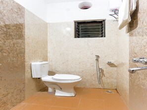 Habitació doble estàndard | Bany | Dutxa, articles de tocador gratuïts i tovalloles 