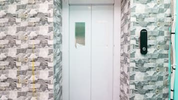 Shower, free toiletries, towels