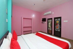 Espacio para trabajar con laptop y ropa de cama 