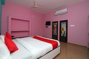 Kamar Double Deluks | Ruang kerja ramah laptop dan seprai linen