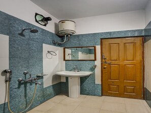 Habitación estándar doble | Baño | Ducha, artículos de higiene personal gratuitos y toallas
