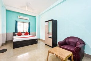 Habitación Deluxe doble | Espacio para trabajar con un portátil y ropa de cama