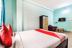 Habitación doble Deluxe | Espacio para trabajar con laptop y ropa de cama 