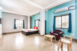 Deluxe Double Room | Laptop workspace, bed sheets - OYO 48557 Dt Delights (Bhubaneshwar)