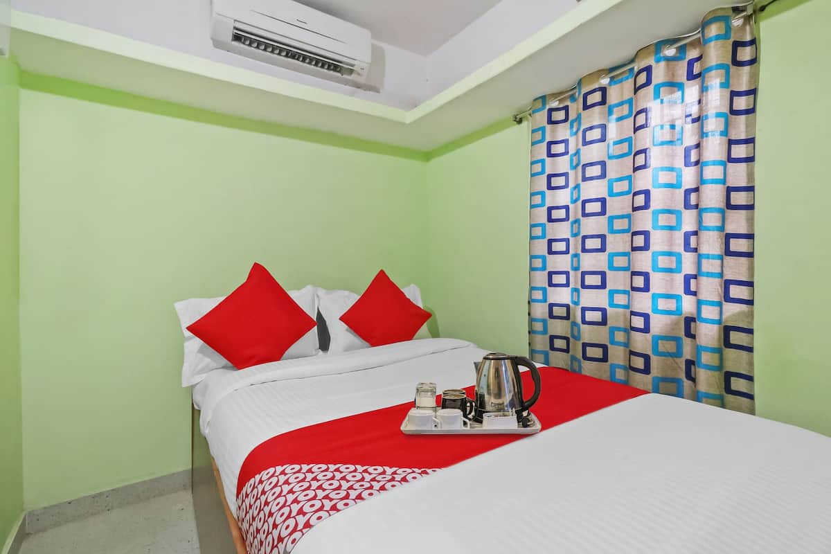 Standard Double Room | Laptop workspace, bed sheets