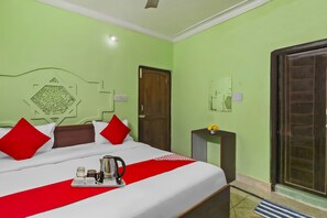 Habitación básica doble | Espacio para trabajar con un portátil y ropa de cama