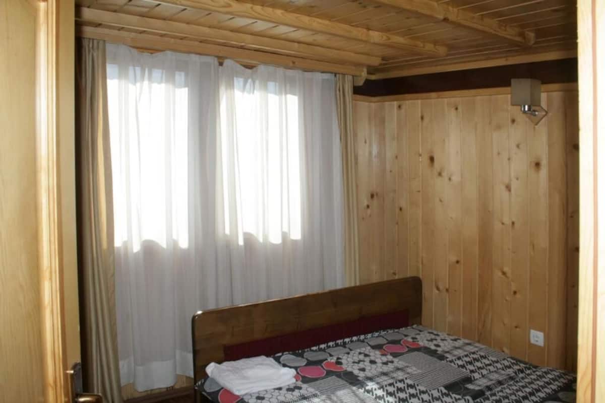 Casa básica (Uran) | Escrivaninha, Wi-Fi de cortesia, roupa de cama