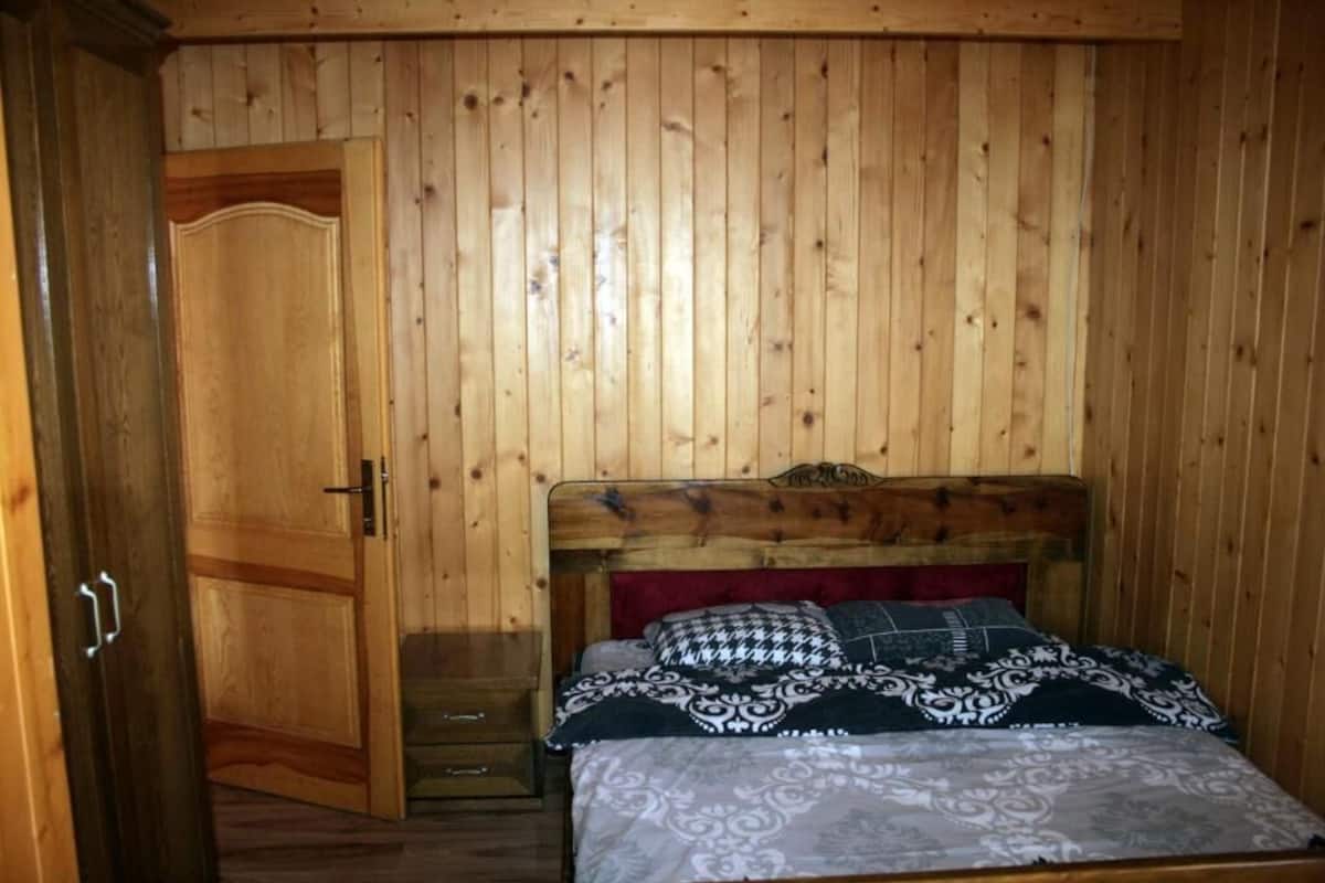 Klassiek huis | 2 slaapkamers, een bureau, gratis wifi, beddengoed