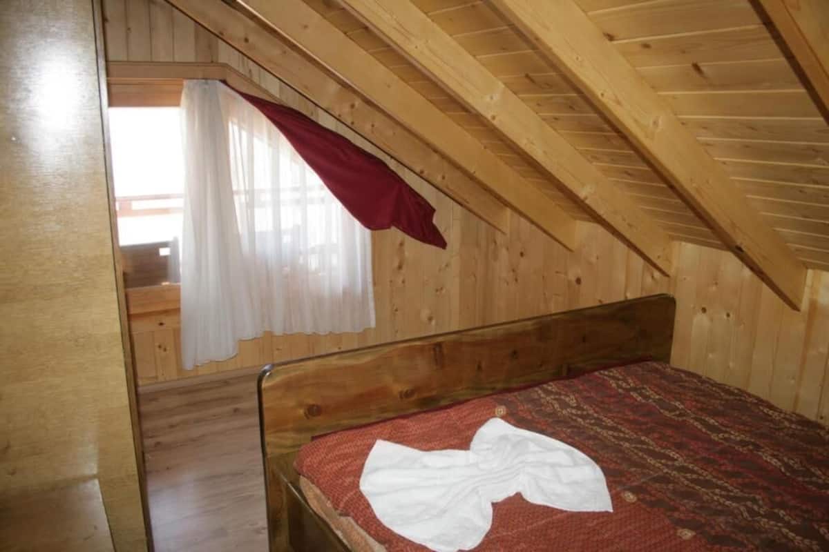 Casa econômica | Escrivaninha, Wi-Fi de cortesia, roupa de cama