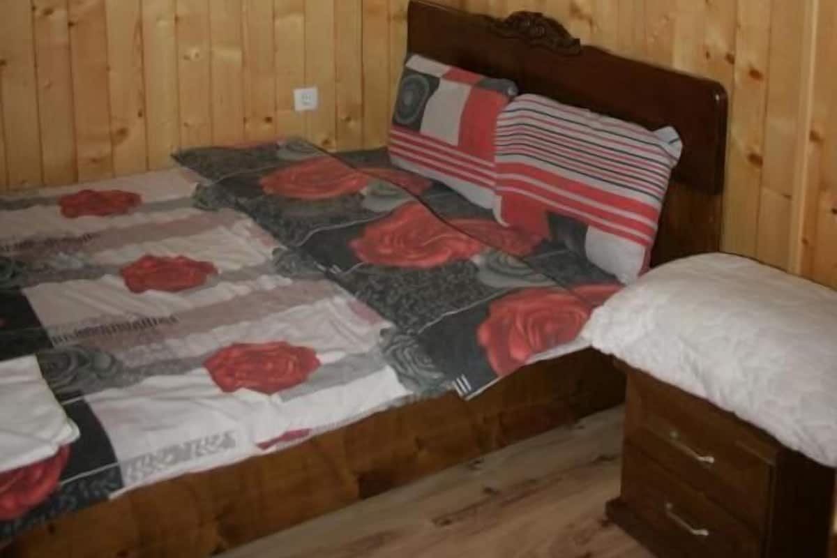 Casa básica (Saturn) | Escrivaninha, Wi-Fi de cortesia, roupa de cama