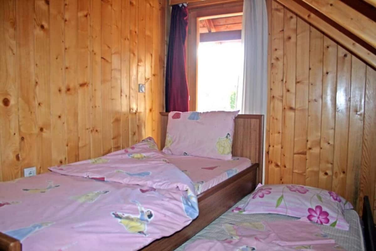 Grand huis | 2 slaapkamers, een bureau, gratis wifi, beddengoed