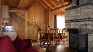 Grand-Haus | Wohnzimmer | 32-Zoll-Fernseher mit Kabelempfang, Kamin