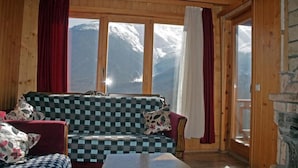 Classic-Haus | Wohnbereich | 32-Zoll-Fernseher mit Kabelempfang, Kamin