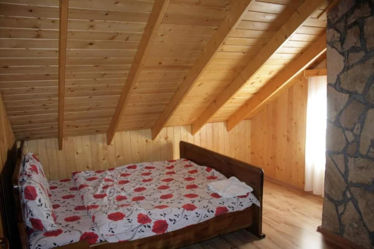 Casa econômica | Escrivaninha, Wi-Fi de cortesia, roupa de cama