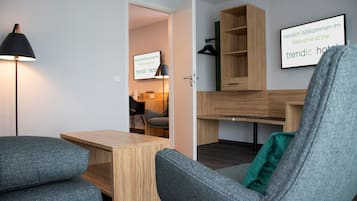 Suite familiar | Área de sala de estar | Smart TV de 43 pulgadas con canales vía satélite, televisión y Netflix