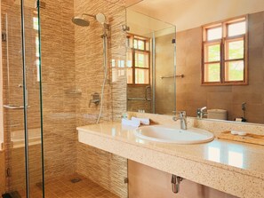 ฝักบัวในอ่างอาบน้ำ, เรนชาวเวอร์, ของใช้ในห้องน้ำฟรี, ไดร์เป่าผม