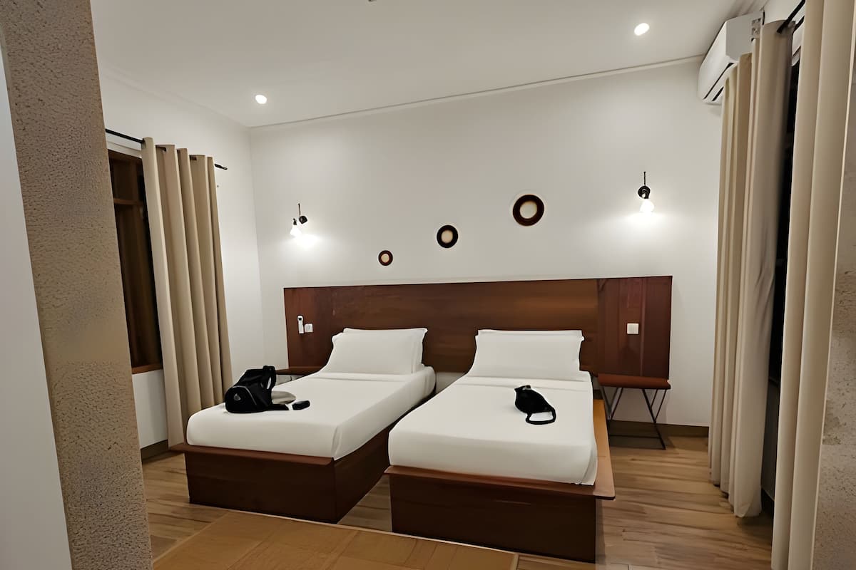 Deluxe Twin kamer, balkon | Luxe beddengoed, donzen dekbedden, een kluis op de kamer, een bureau