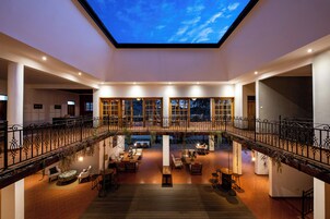 Se sirven desayunos, almuerzos y cenas; cocina local e internacional