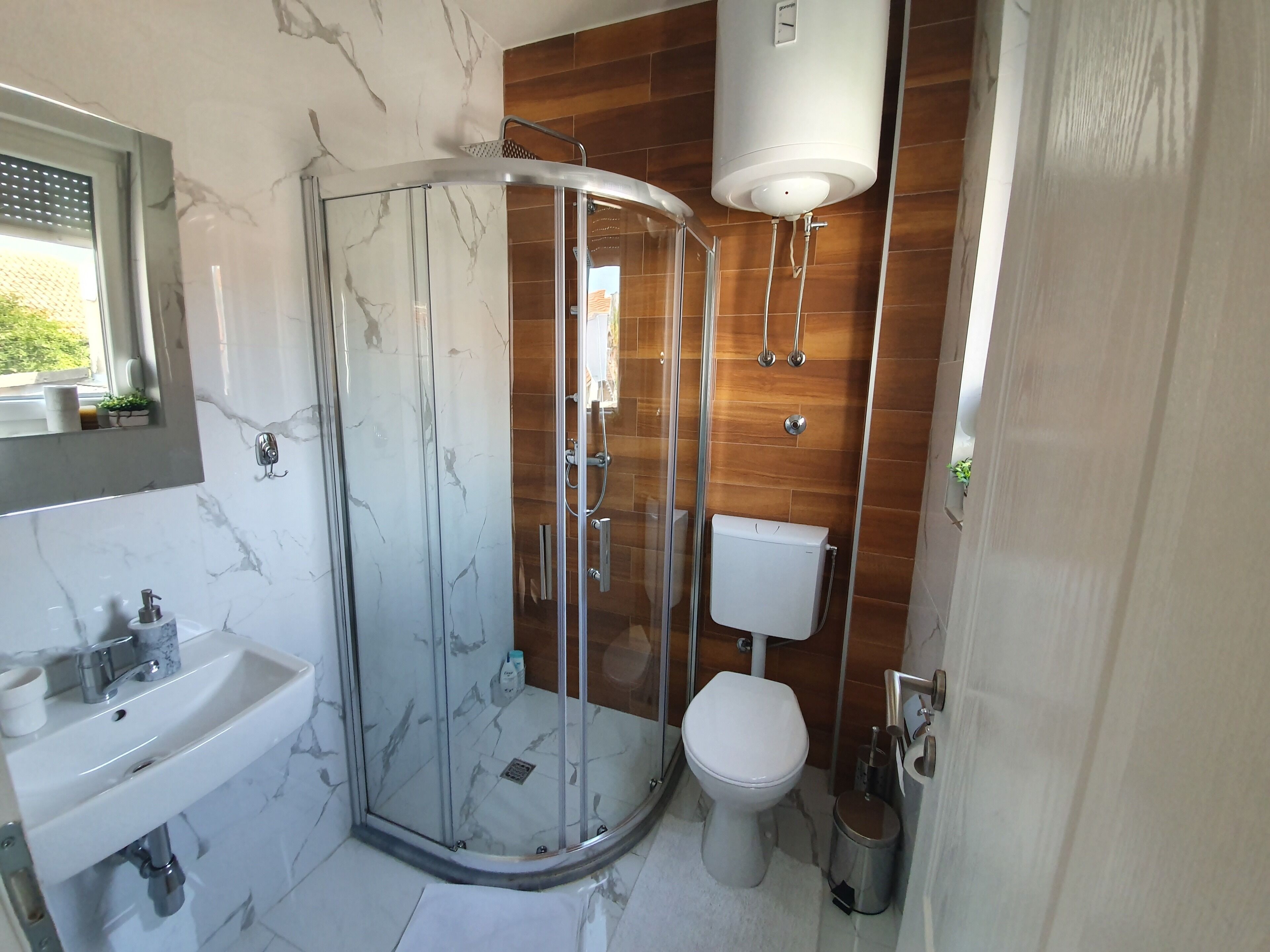 Estúdio | Banheiro | Chuveiro, secador de cabelo, chinelos, toalhas de banho