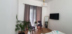 Economy Studio | In-room dining