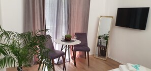 Economy-Studio | Essbereich im Zimmer