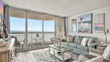 Condo, 3 Bedrooms | Living area