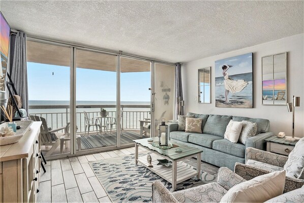 Condo, 3 Bedrooms | Living area