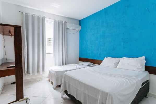 Phòng 3, nhiều giường | Minibar, truy cập Internet không dây miễn phí 