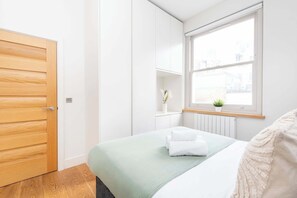 1 quarto, ferros/tábuas de passar roupa, berço de viagem