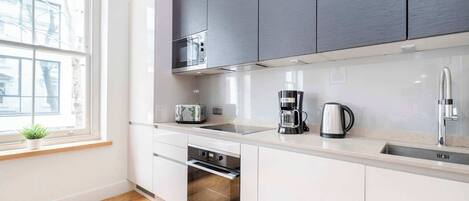 Réfrigérateur, micro-ondes, four, plaque de cuisson