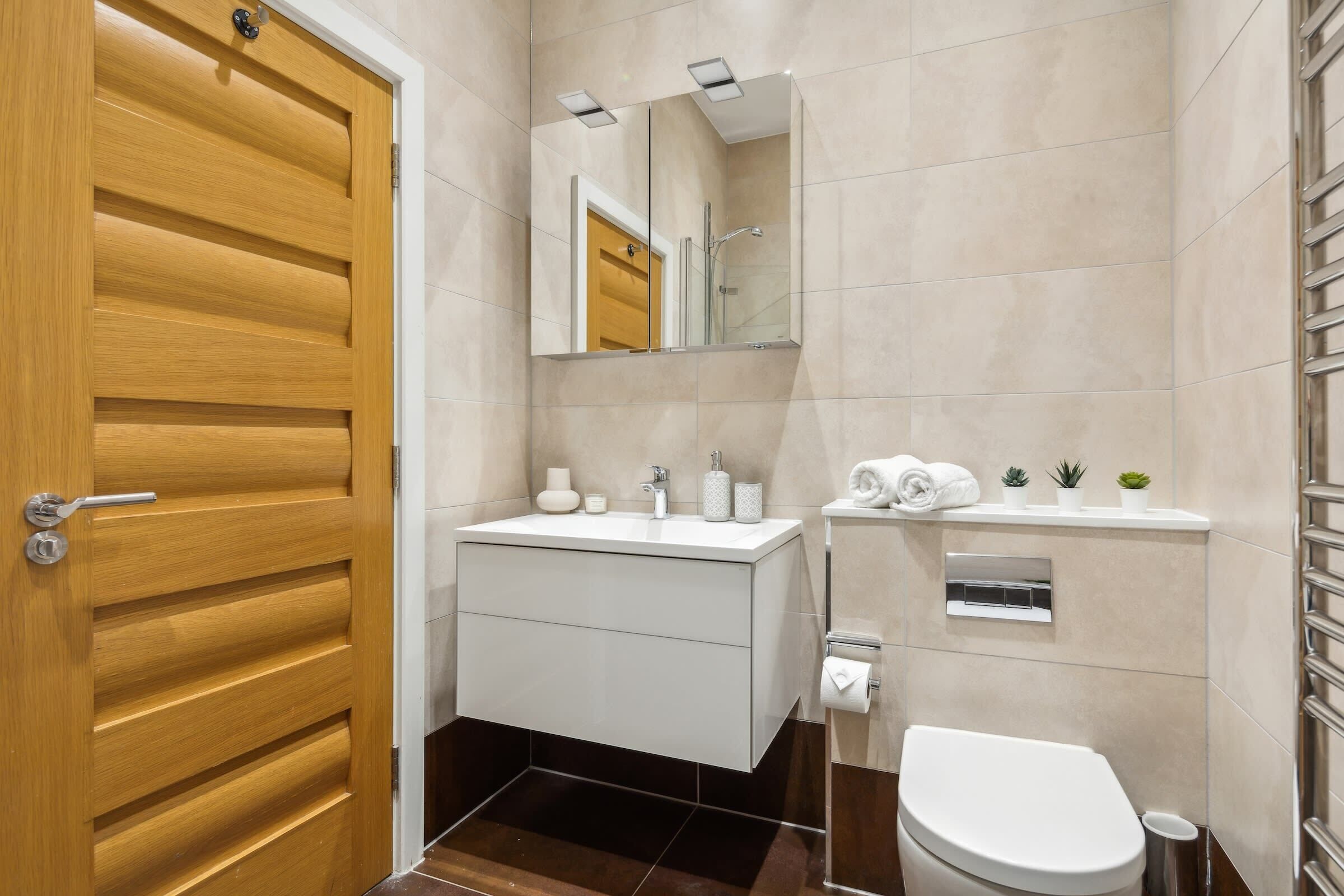 Kombinert dusj/badekar, hårføner, håndklær og såpe