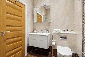 Kombinert dusj/badekar, hårføner, håndklær og såpe