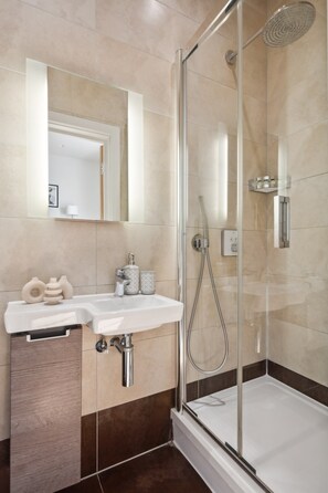 Combined shower/bathtub, hair dryer, towels, soap - Fitzrovia 3-Bedroom by Soho - London Centre (London)