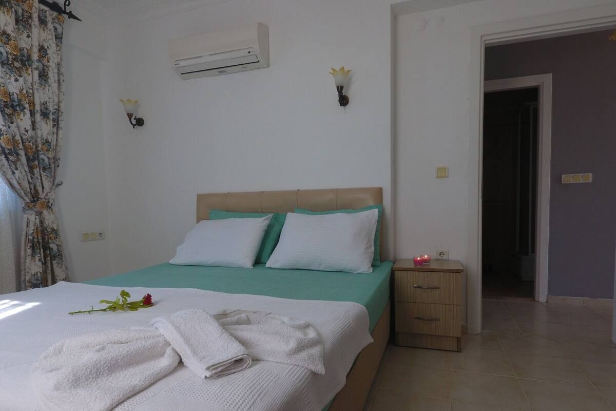 Desk, WiFi (free), bed sheets