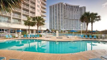 Piscine couverte, piscine extérieure