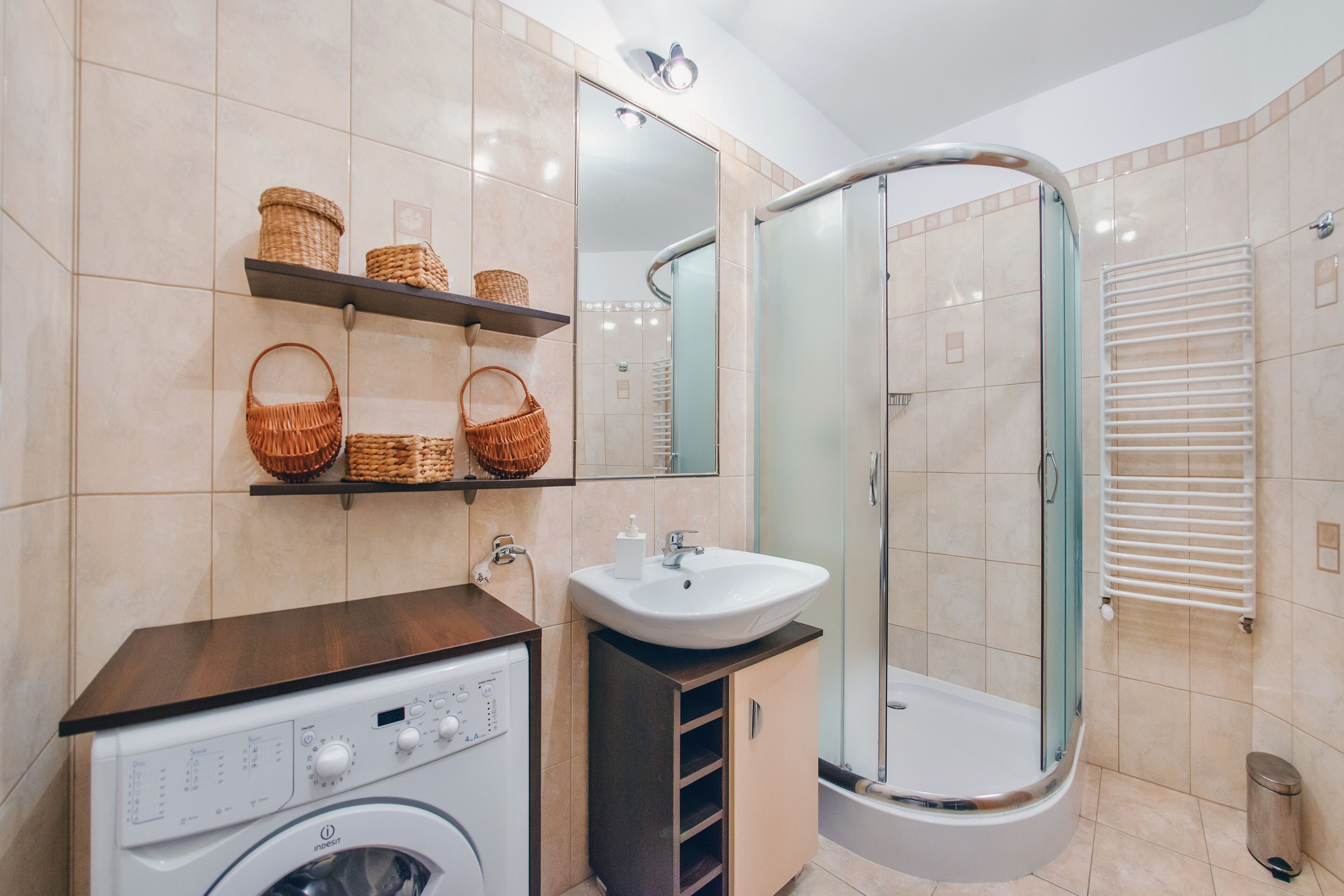 Appartement (9) | Badkamer | Een douche, een haardroger, handdoeken, toiletpapier