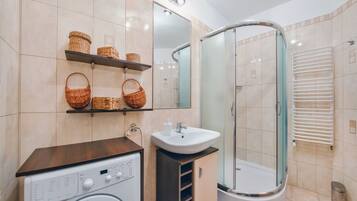 Appartement (9) | Badkamer | Een douche, een haardroger, handdoeken, toiletpapier