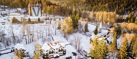 Ein schneebedecktes Resort mit einem großen Gebäude mit der Aufschrift "BORNIT" und mehreren kleineren Gebäuden.