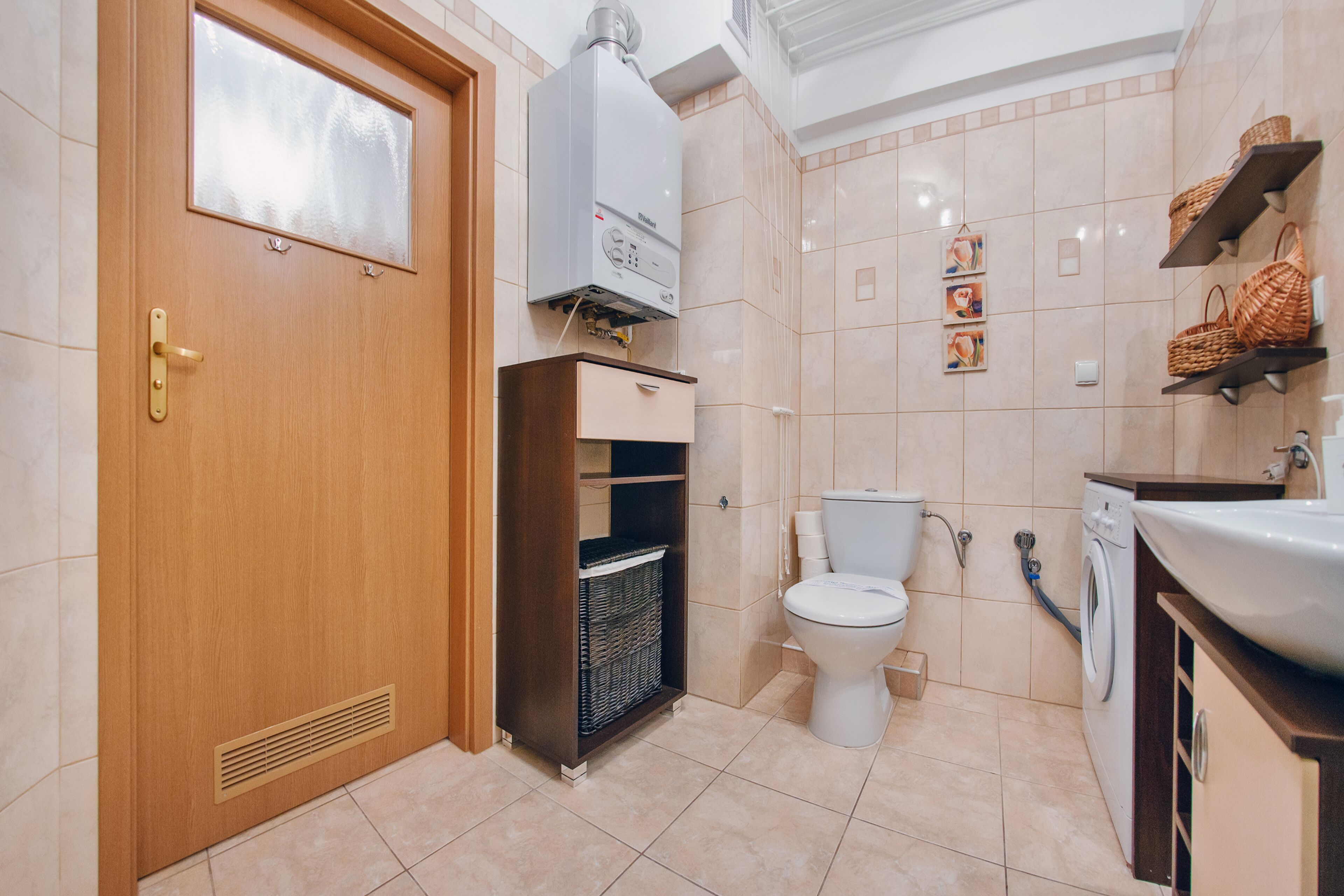 Apartment (9) | Bathroom | Shower, hair dryer, towels, toilet paper