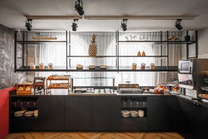 Desayuno buffet diario (EUR 18.5 por persona)